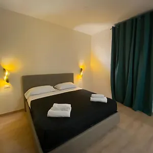 Maison Dante Bed & Breakfast Naples